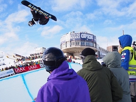 Snowboarder mit hohem Grab in der Halfpipe